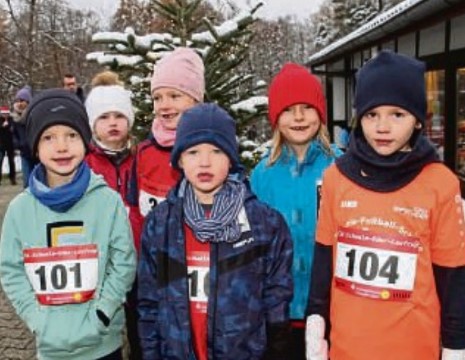 Junge Läuferinnen und Läufer vor dem Weihnachtsbaum